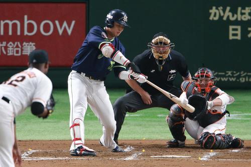 巨人対ヤクルト　2回表ヤクルト無死、左二塁打を放つ村上。投手メルセデス。捕手炭谷（撮影・中島郁夫）