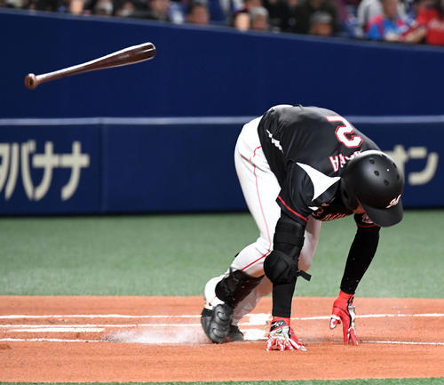 中日対ロッテ　1回表ロッテ無死二塁、藤原は二塁ゴロに倒れる（撮影・前岡正明）