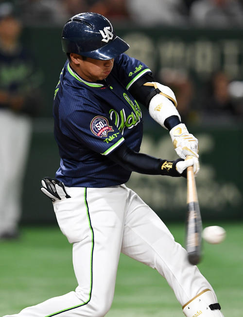 巨人対ヤクルト　3回表ヤクルト1死、右越え本塁打を放つ山田（撮影・横山健太）