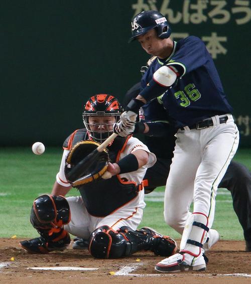 巨人対ヤクルト　7回表ヤクルト1死、本塁打を放つ広岡。捕手阿部（撮影・中島郁夫）