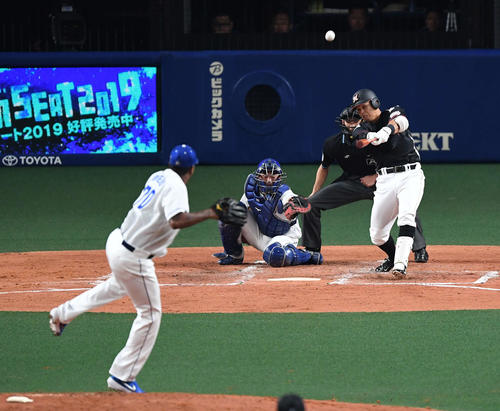 中日対ロッテ　3回表ロッテ1死一、二塁、中2点適時二塁打を放つ中村。投手ロメロ（撮影・鈴木みどり）