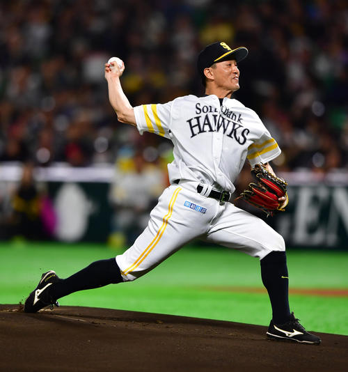ソフトバンク対阪神　メモリアルピッチを行う城所龍磨（撮影・清水貴仁）