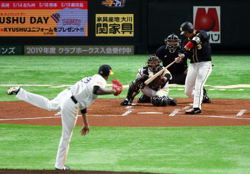 ソフトバンク対阪神　1回表阪神2死二塁、大山悠輔は左越えに先制2点本塁打を放つ。投手アリエル・ミランダ（撮影・栗木一考）