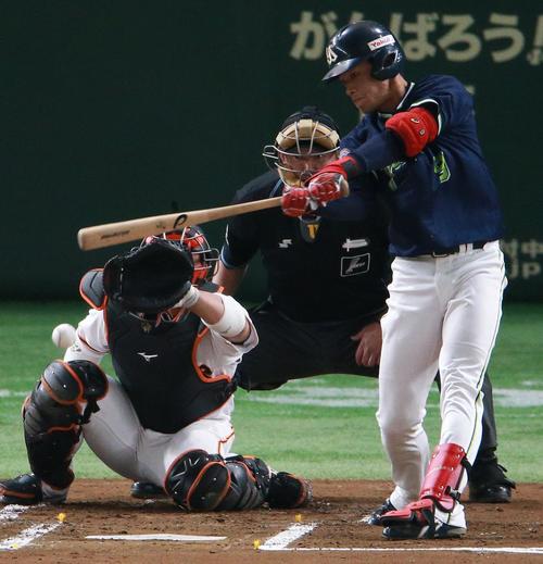 巨人対ヤクルト　1回表ヤクルト1死満塁、先制2点適時打を放つ塩見。投手メルセデス（撮影・中島郁夫）
