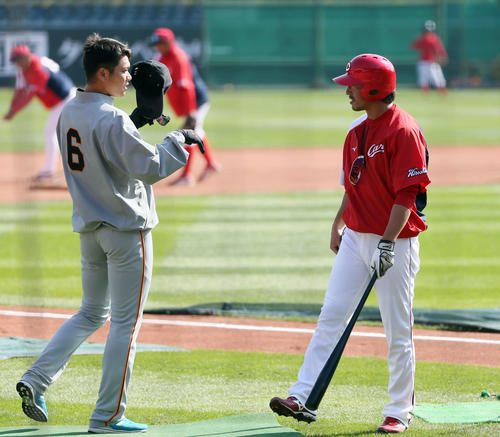 坂本勇人（左）と話す長野久義（撮影・栗木一考）