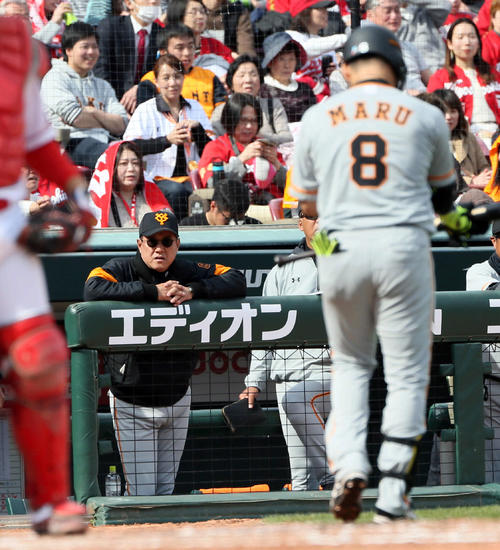 5回表巨人1死一塁、見逃し三振に倒れた丸佳浩（右）と原辰徳監督（撮影・栗木一考）