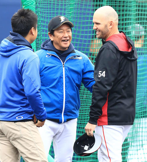 試合前、握手をかわす日本ハム栗山監督（中央）とロッテ・レアード（撮影・江口和貴）