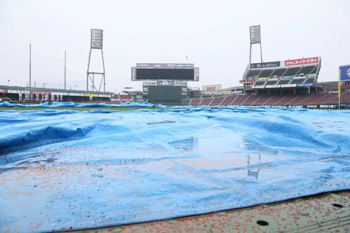 マツダスタジアムの広島対巨人は降雨中止となった（撮影・栗木一考）
