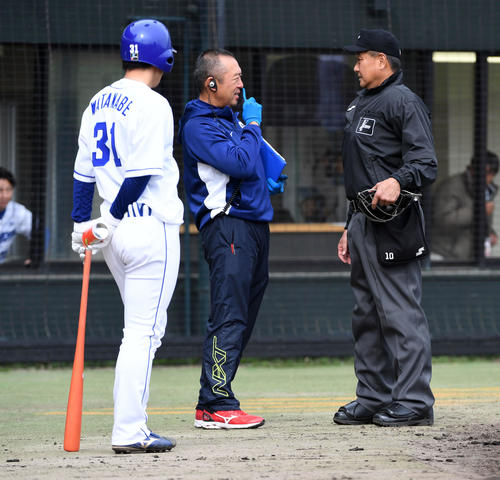 中日対DeNA　2回裏中日2死一塁、打者渡辺（左）の時に火災報知機が鳴り試合が中断、名幸球審と話す球団関係者（撮影・前岡正明）