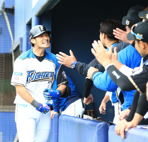 日本ハム対ロッテ　6回裏日本ハム無死、ソロ本塁打を放ちナインとポーズを決める大田（左端）（撮影・江口和貴）