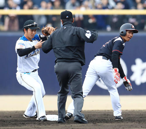 日本ハム対ロッテ　5回表ロッテ1死一塁、二塁盗塁に失敗した代走藤原（右）。左は野手谷内（撮影・江口和貴）