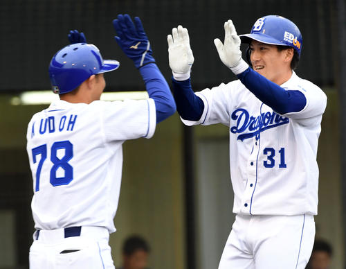 中日対DeNA　7回裏中日無死、渡辺（右）は左越え本塁打を放ち笑顔で工藤コーチとタッチ（撮影・前岡正明）