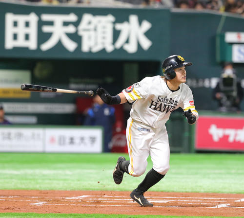 1回裏ソフトバンク無死、牧原は右越えに先制本塁打を放つ（撮影・梅根麻紀）