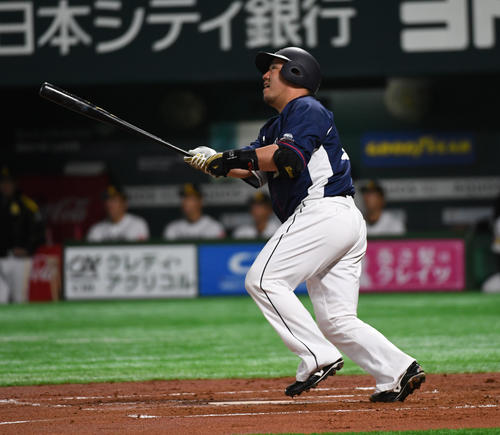 2回表西武無死、山川は中越えにソロ本塁打を放つ（撮影・今浪浩三）