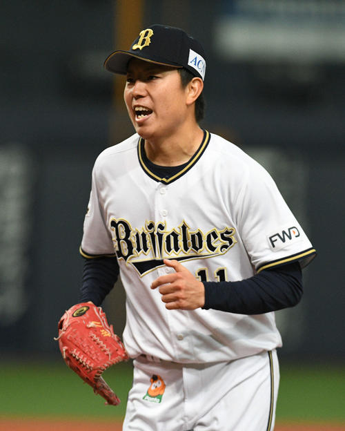 5回を投げ終えた松葉は雄叫びをあげ引き揚げる（撮影・渦原淳）