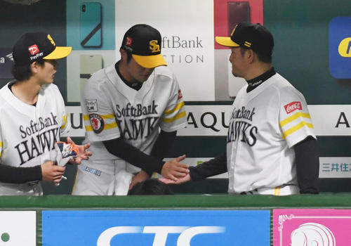 6回からマウンドに上がった甲斐野央は1イニングを1安打無失点に抑え、倉野信次投手コーチから祝福される（撮影・今浪浩三）