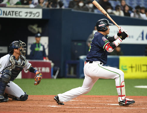 8回裏表ヤクルト2死　二塁、村上宗隆は勝ち越し適時二塁打を放つ（撮影・渦原淳）