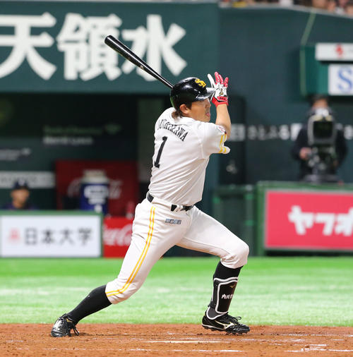 3回裏ソフトバンク1死一塁、内川は勝ち越しとなる右中間適時二塁打を放つ（撮影・梅根麻紀）