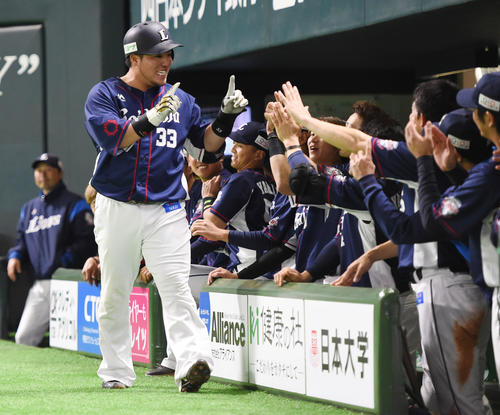 2回表西武無死、山川は中越えにソロ本塁打を放ちナインに迎えられる（撮影・今浪浩三）