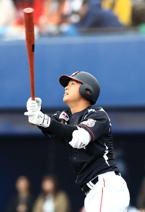 日本ハム対ロッテ　1回表ロッテ無死一塁、先制2点本塁打を放つ中村（撮影・江口和貴）