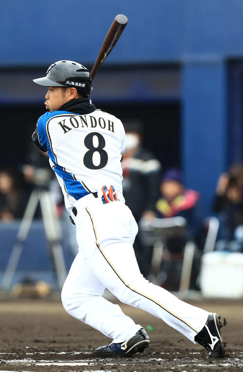 日本ハム対ロッテ　1回裏日本ハム無死一、三塁、中前適時打を放つ近藤（撮影・江口和貴）