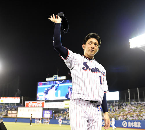 18年8月16日の巨人戦で完封勝利を挙げファンの声援に応えるヤクルト原樹理