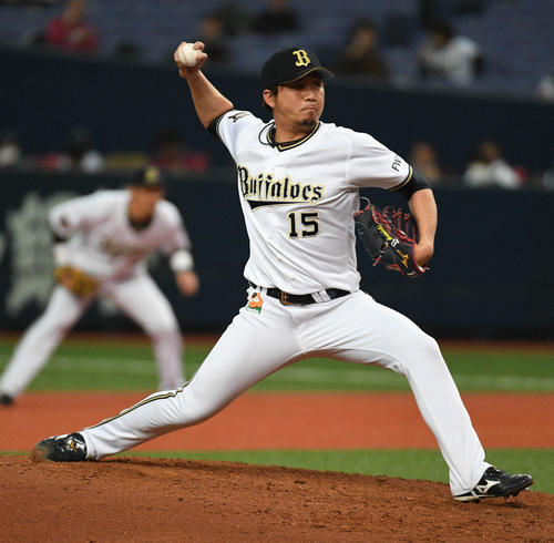 オリックス対ヤクルト 6回表ヤクルト無死から登板した荒西(撮影・渦原淳)