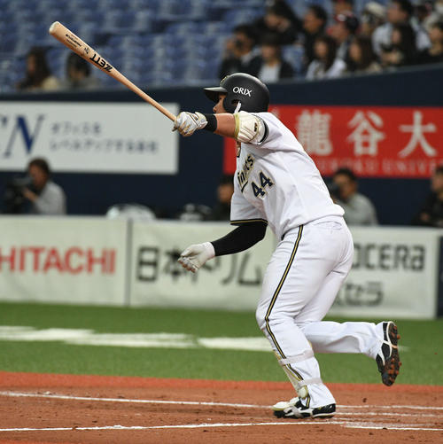 7回裏オリックス1死一、二塁、頓宮裕真は2点適時二塁打を放つ(撮影・渦原淳)