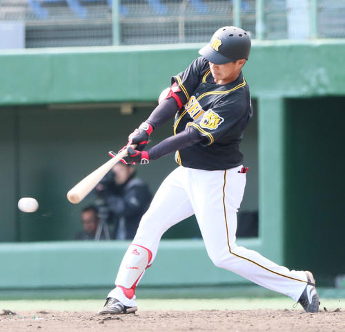 楽天対阪神 3回表阪神2死三塁、木浪聖也は右前打を放つ(撮影・上山淳一)