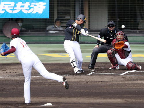 楽天対阪神 1回表阪神1死、左飛に倒れる近本。投手岸(撮影・前田充)