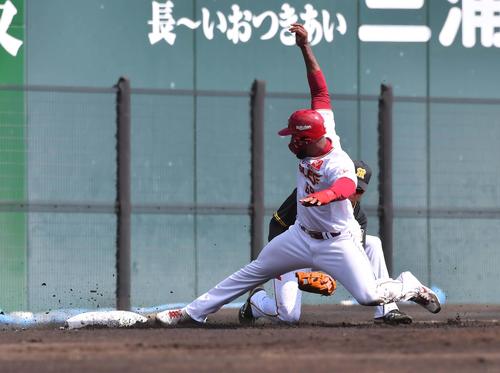 楽天対阪神 1回裏楽天1死一、二塁、けん制をかいくぐり三盗に成功するジャバリ・ブラッシュ(撮影・上田博志)