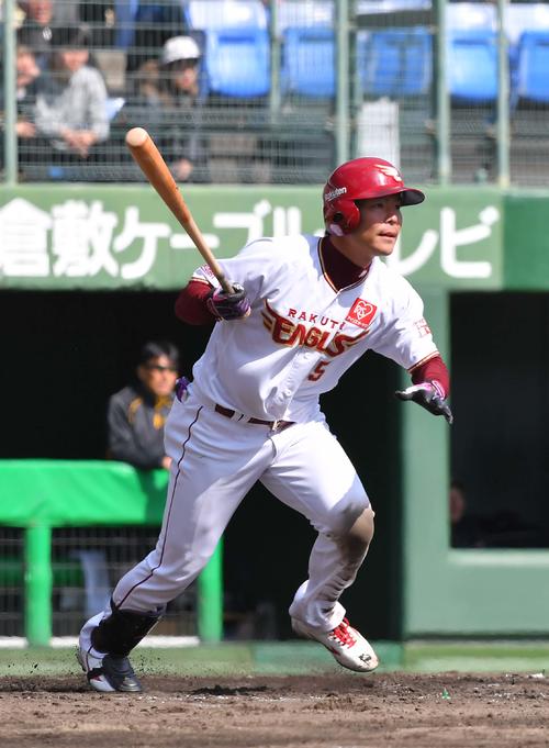2回裏楽天1死一、二塁、右翼線へ適時二塁打を放つ島内宏明(撮影・上田博志)