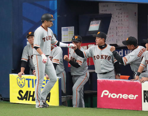 1回表巨人無死、先制の左越え本塁打を放った坂本勇をグータッチで出迎える原監督(右から2人目)(撮影・林敏行)