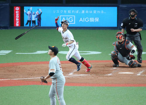 オリックス対巨人 4回裏オリックス2死一、二塁、西浦は右越え3点本塁打を放つ(撮影・林敏行)