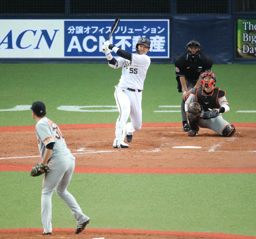 オリックス対巨人 5回裏オリックス1死、T-岡田は右越え本塁打を放つ(撮影・林敏行)