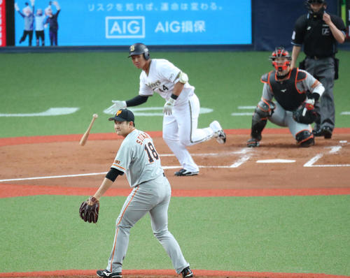 2回裏オリックス無死、頓宮に中前打を許す菅野(撮影・林敏行)