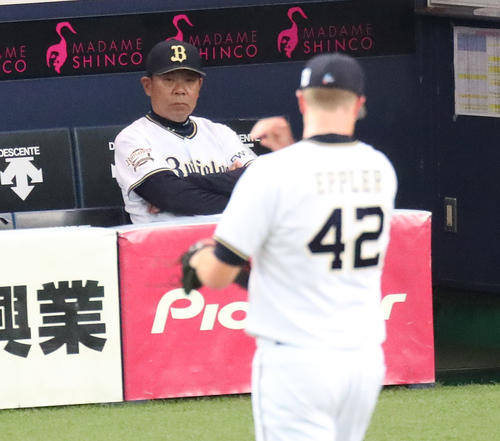 3回表巨人2死一塁、丸佳浩に左前打を許し、降板するエップラー(右)を厳しい表情で見つめる西村監督(撮影・林敏行)
