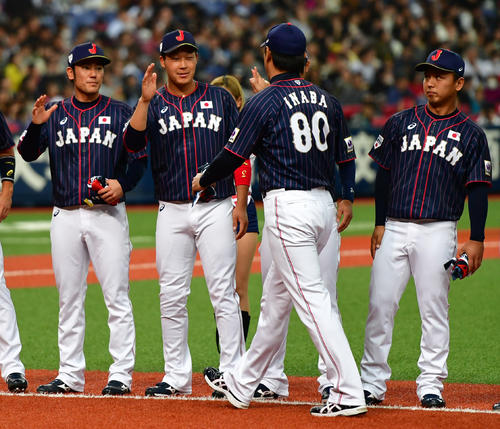 試合前の選手紹介で稲葉篤紀監督とタッチを交わす大山悠輔(左から2人目)(撮影・清水貴仁)