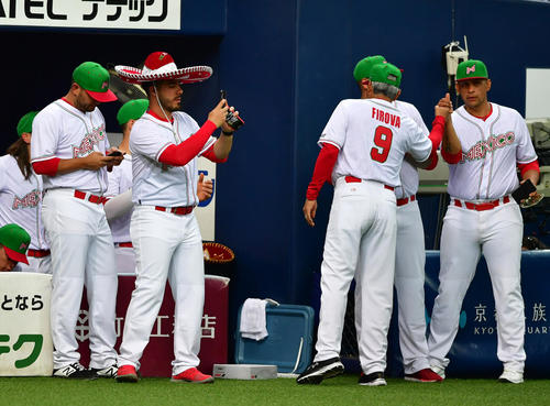 試合前、記念撮影を行うメキシコの選手たち(撮影・清水貴仁)
