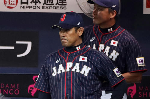 試合終了後、厳しい表情を見せる稲葉監督(手前)(撮影・狩俣裕三)