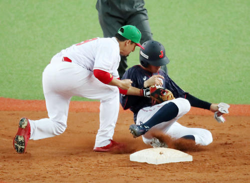 9回表日本1死一、二塁、一走京田は上林の右飛で二塁進塁もタッチアウトで試合終了となる(撮影・加藤哉)