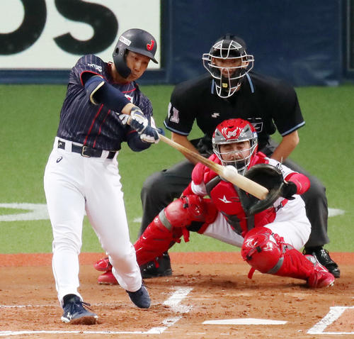1回表日本2死一、三塁、吉田正は中前適時打を放つ(撮影・加藤哉)