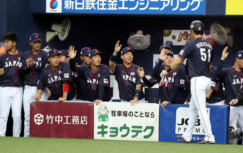 吉田の先制適時打で生還し、ベンチに迎えられる上林(右)(撮影・狩俣裕三)