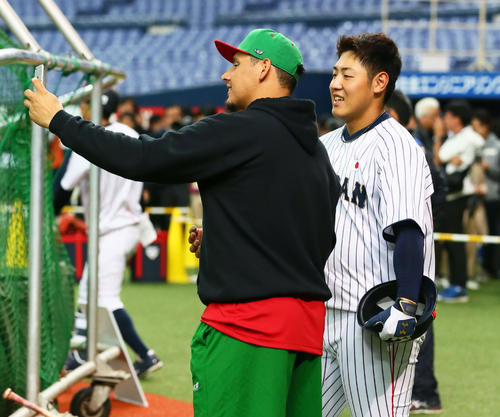 試合前、記念撮影を楽しむ岡本（右）とクルーズ（撮影・足立雅史）