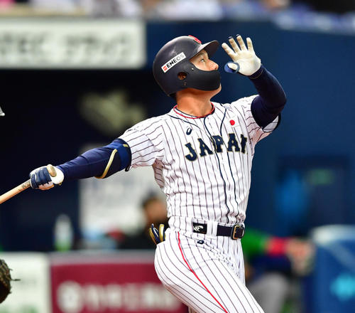 7回裏日本1死一、三塁、左犠飛で追加点をあげる吉田正（撮影・清水貴仁）