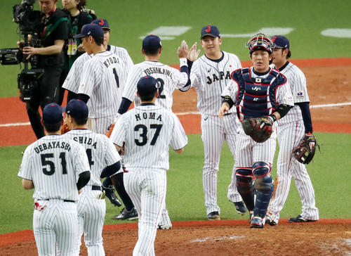 メキシコに勝利しマウンドでハイタッチする山崎康ら日本ナイン（撮影・加藤哉）