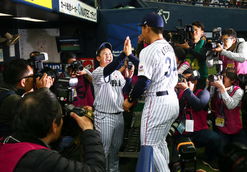 日本対メキシコ　山崎（左）はヒーローインタビューを終えた吉田をスマートフォンで撮影しながらタッチで迎える（撮影・足立雅史）