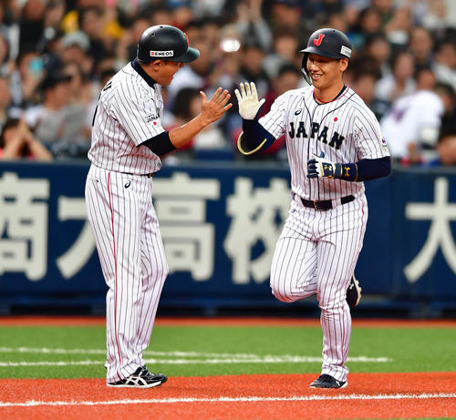 1回裏日本無死満塁、右越え満塁本塁打を放つ吉田正尚（撮影・清水貴仁）