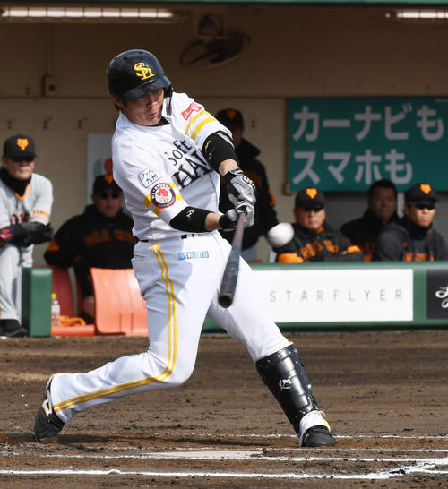 ソフトバンク対巨人　6回裏ソフトバンク無死二塁、代打甲斐拓也は右越えに同点の2点本塁打を放つ（撮影・今浪浩三）