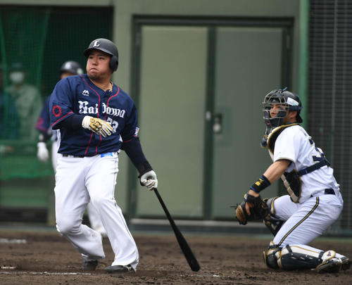 オリックス対西武　3回表西武無死一、三塁、山川穗高は適時二塁打を放つ。捕手若月健矢（撮影・渦原淳）